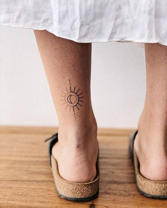 tatuagem pequena na perna
