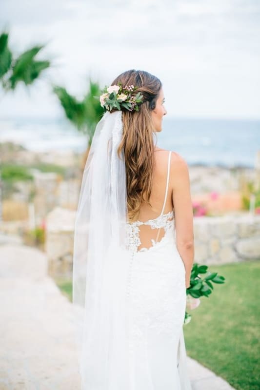 penteado de noiva com véu e flor