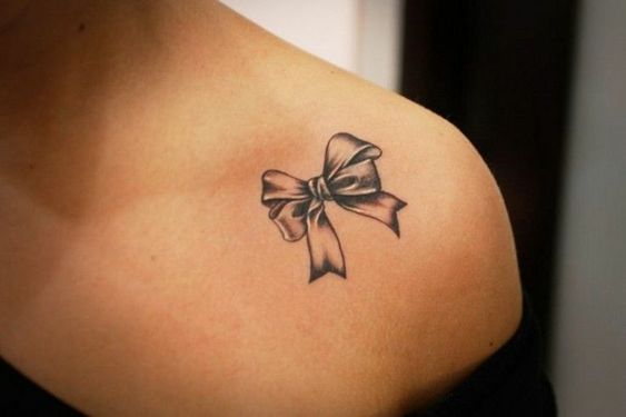 tatuagem feminina no ombro