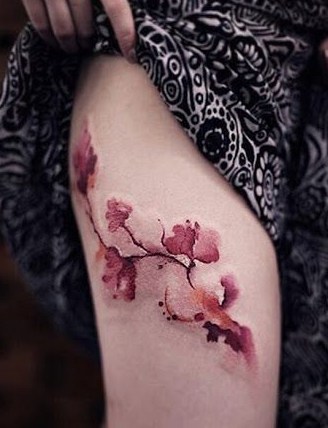 tatuagem aquarela na perna