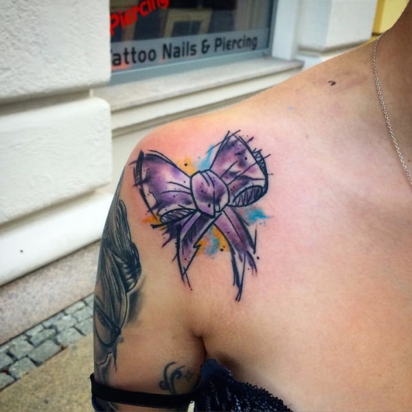 tatuagem colorida no ombro