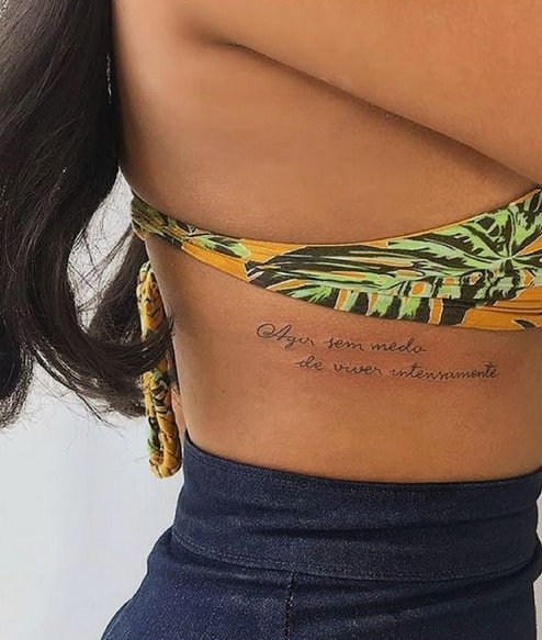Featured image of post Lindas Tatuagens Femininas Na Costela Mais do que tatuagens pequenas e delicadas mulheres t m buscado ideias para tatuagens no corpo todo