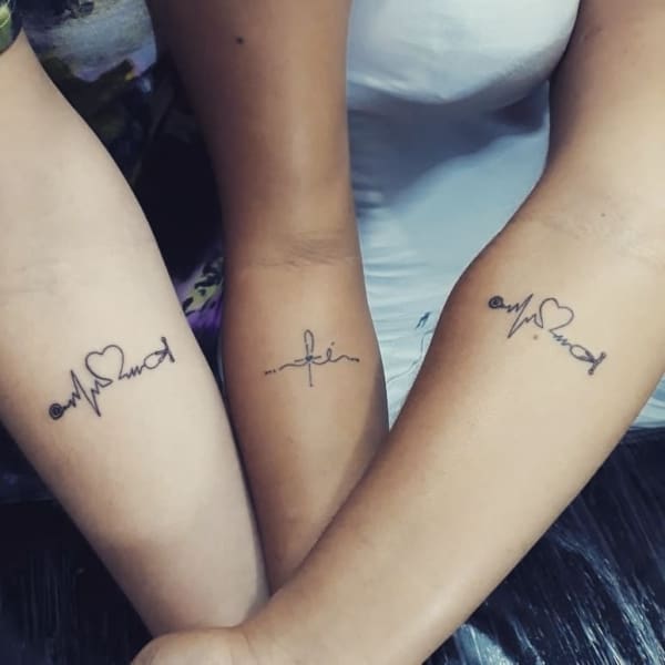 Amigas com tatuagem de enfermagem no antebraço