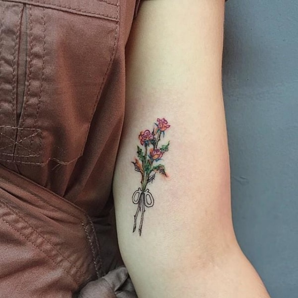 Tatuagem de flor no braço