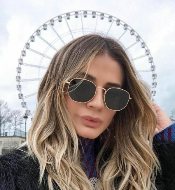 Blogueira Thássia Naves com óculos hexagonal