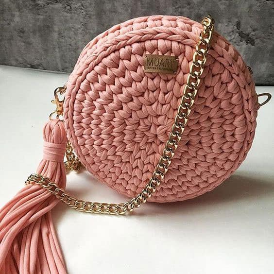 Bolsa redonda de crochê rosa