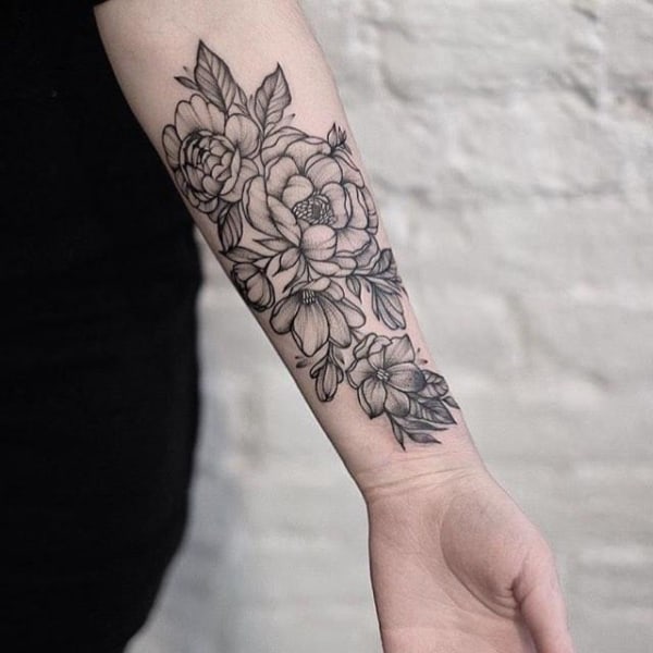 Dica de tatuagem de flor no antebraço