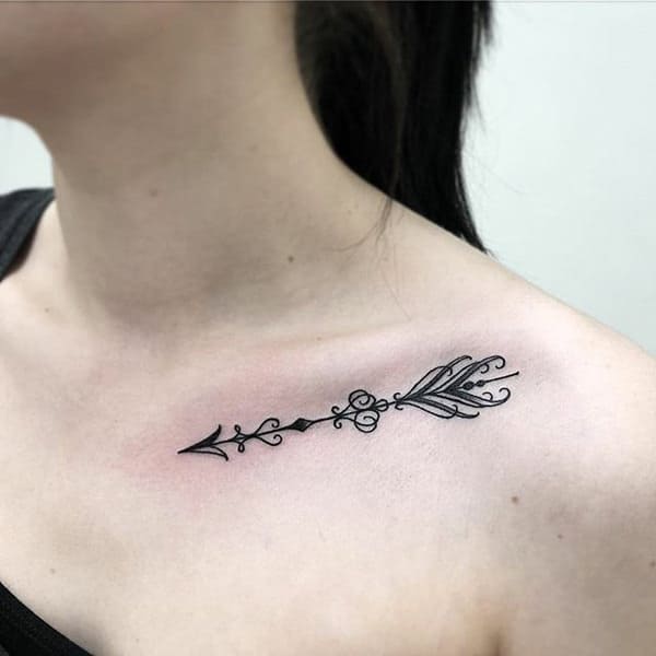 Flechada tatuada na clavícula - Tatuagens sexy