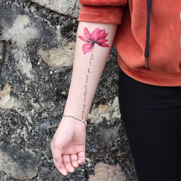 Tatuagem de flor no braço