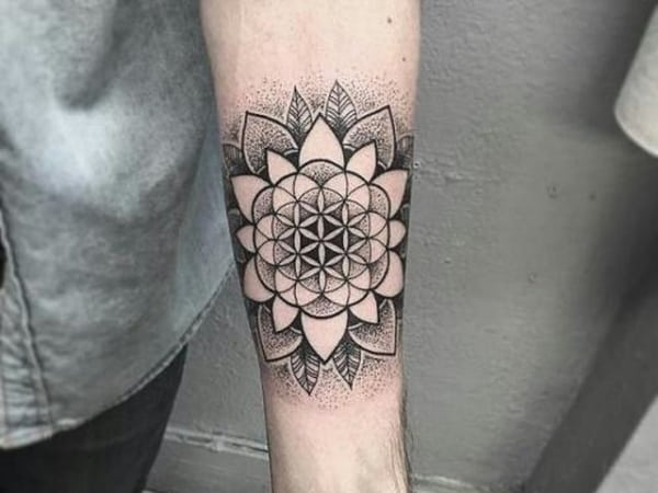 Flor de lótus estilo mandala tatuada em homem