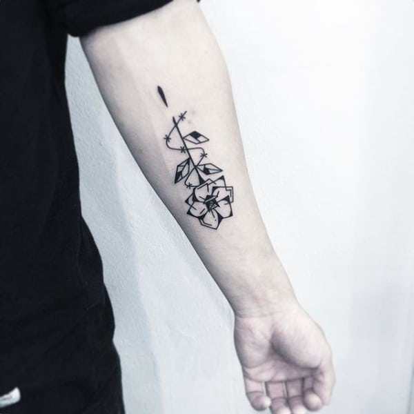 Tatuagem de flor no braço