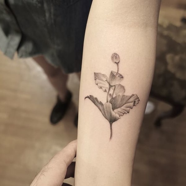 Tatuagem de flor no braço