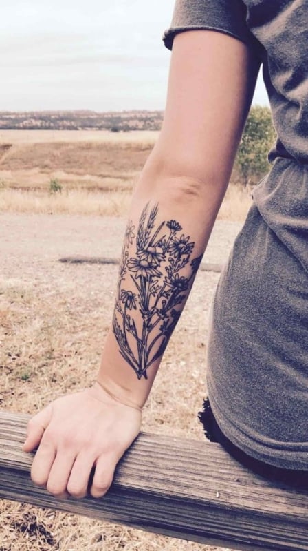 Flores tatuadas em antebraço