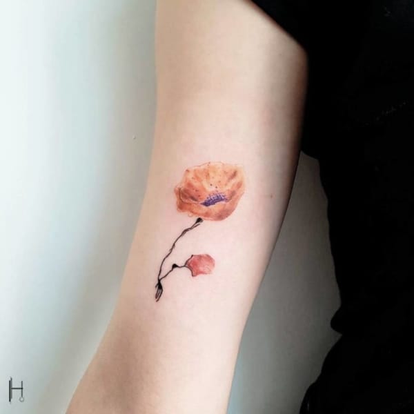 Tatuagem de flor no braço