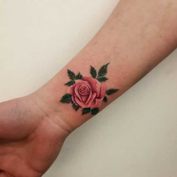 Rosa colorida no pulso