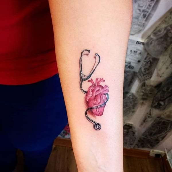 Tattoo colorida de enfermagem no braço