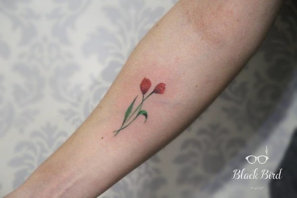 Tatuagem de flor no braço