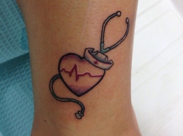 Tattoo de enfermagem no pulso com coração