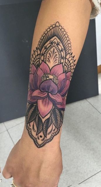 Tattoo de flor de lótus colorida