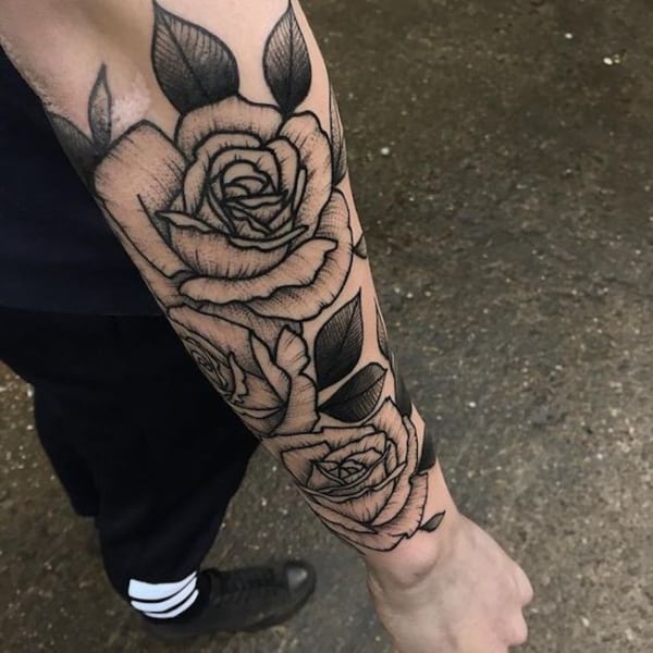 Tatuagem de flor no braço masculino