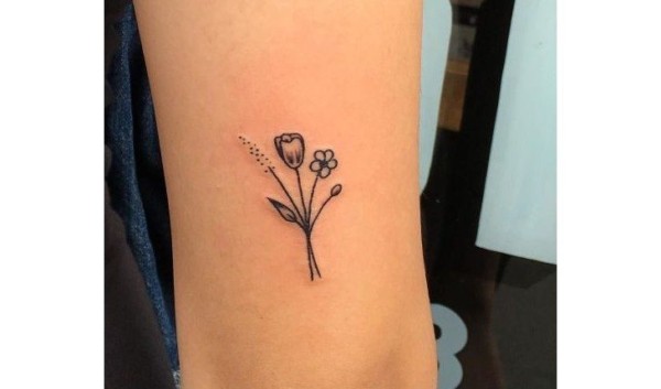 Tattoo de flores delicadas no braço