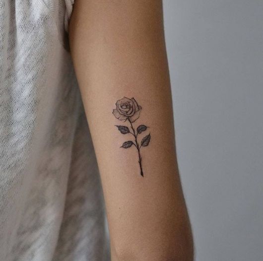Tatuagem de flor no braço