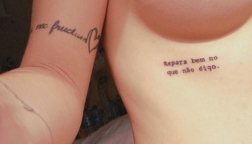 Tattoo feminina na costela Repara bem no que não digo