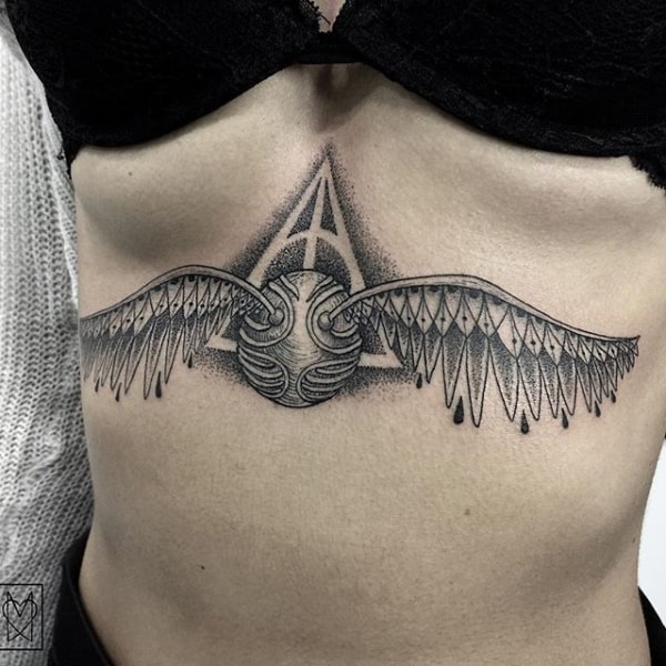 Tattoo inspirada em Harry Potter embaixo dos seios