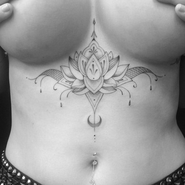 Tattoo underboob de flor de lótus