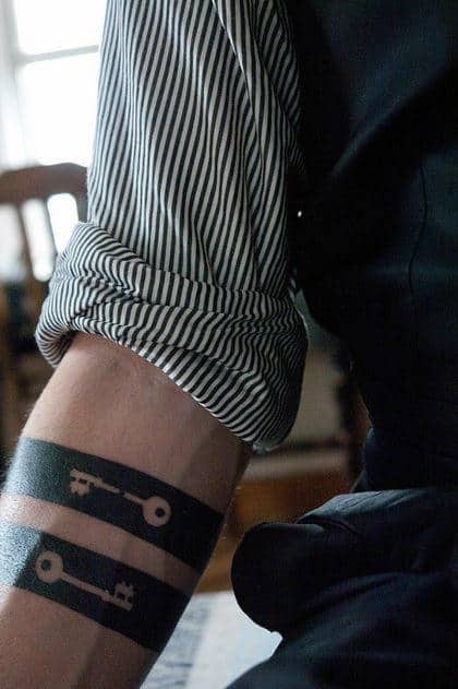 Tatuagem de bracelete com desenho