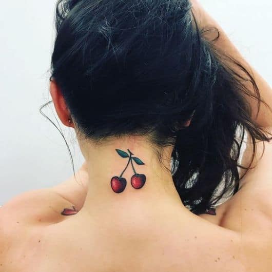 Tatuagem de cereja na nuca