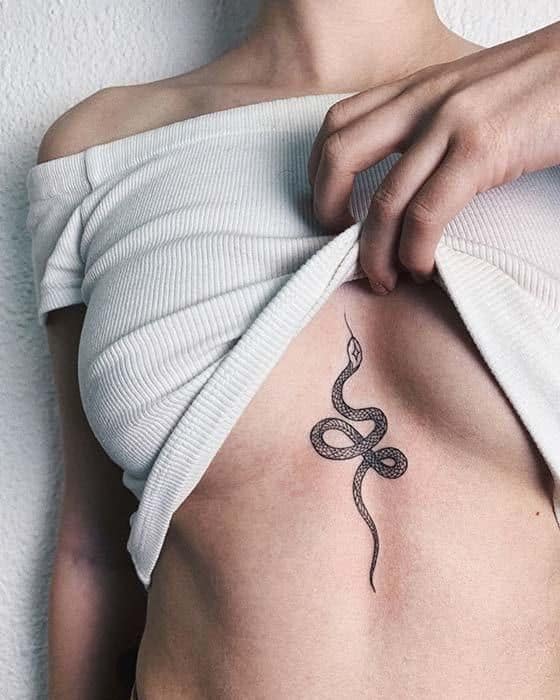 Tatuagens sexy de cobra nos seios