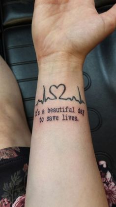 Tatuagem de enfermagem com frase em inglês