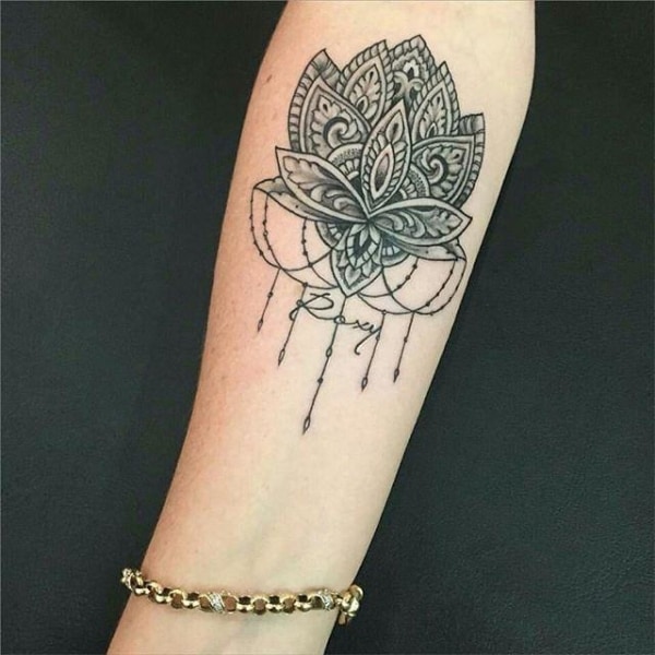 Tatuagem de flor de lótus estilo mandala