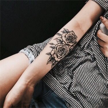 Tatuagem de flor no antebraço