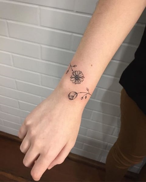 Tatuagem de flor no pulso