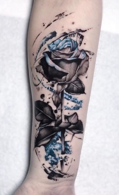 Tatuagem de flor preta com azul
