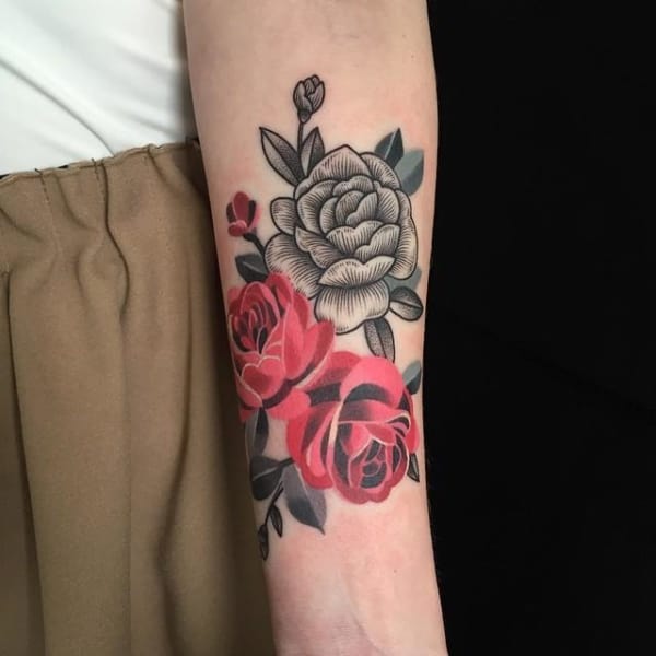 Tatuagem de flor vermelha