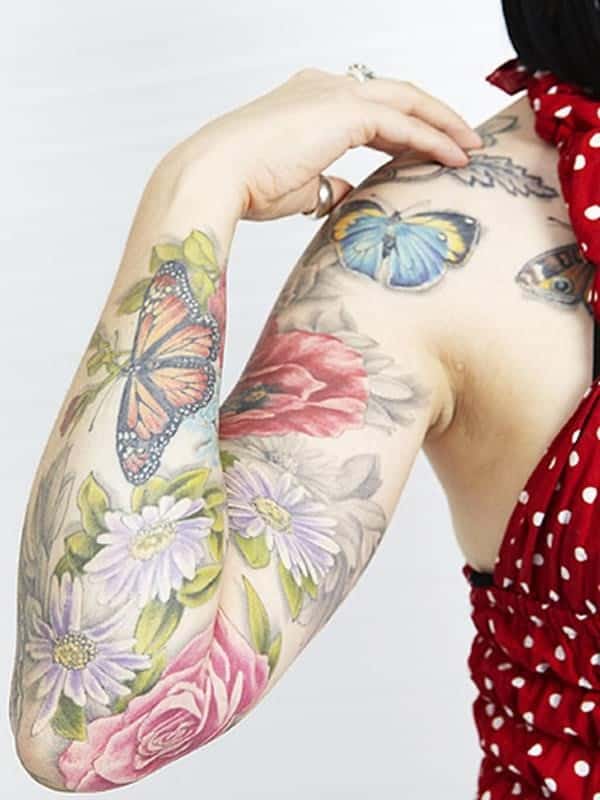 Tatuagem de flores e borboletas coloridas