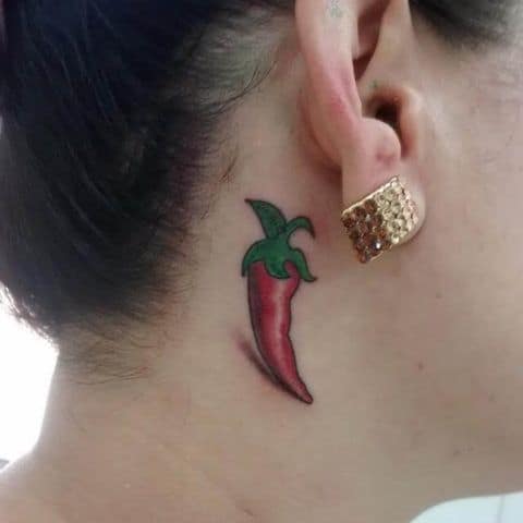 Tatuagem de pimenta no pescoço
