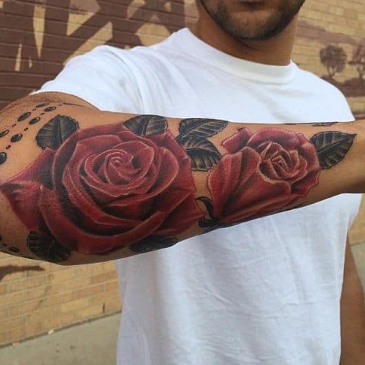 Tatuagem de rosa vermelha masculina