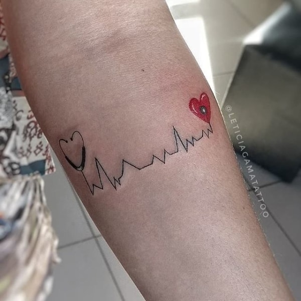 Tatuagem delicada no braço de enfermagem