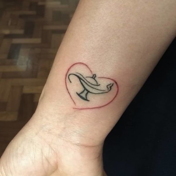 Tatuagem de enfermagem no pulso