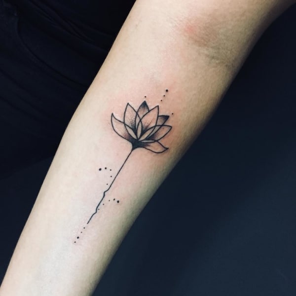 Tatuagem flor de lótus antebraço