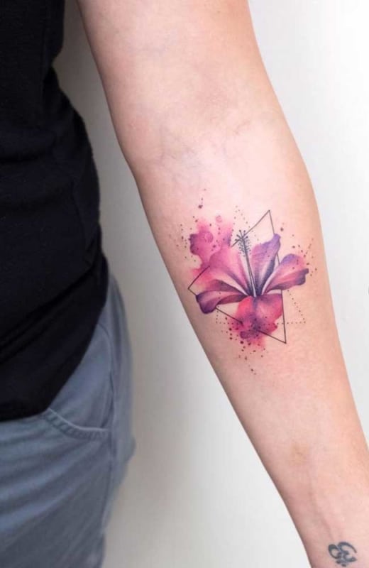 Tatuagem flor havaiana colorida