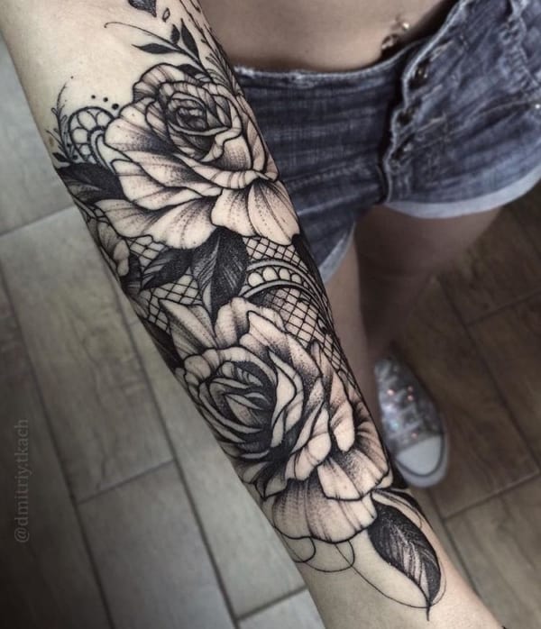 Tatuagem de flor no braço