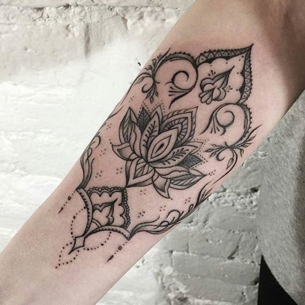 Tatuagem de flor no braço