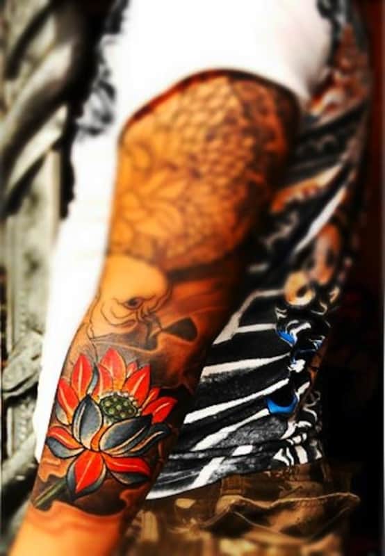 Tatuagem de flor no braço 65 Ideias para se inspirar e
