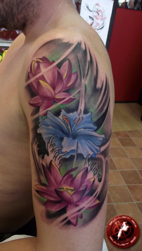 Tatuagem masculina de flores coloridas