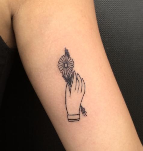 Tatuagem pequena de mão e flor
